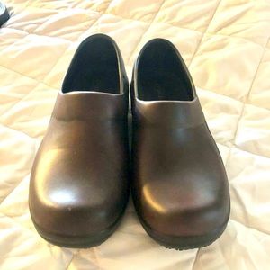 Croc clogs brown size 7